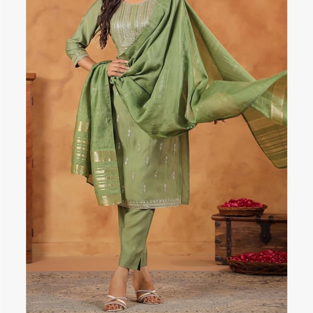 Women’s Green Indian Kurta Set Saree WITH accessories! 💚